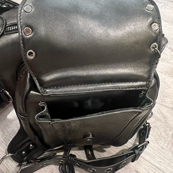 Steampunk Skull Crossbody Handbag - Picture 5 of 7